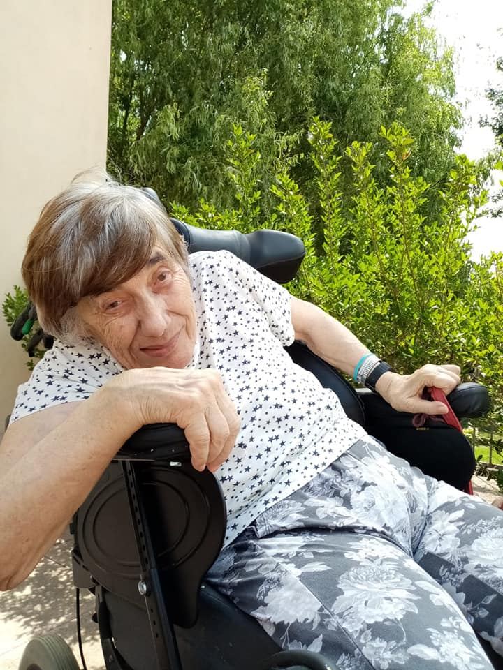anziana in carrozzina