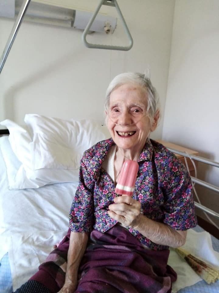 anziana felice mentre mangia il gelato