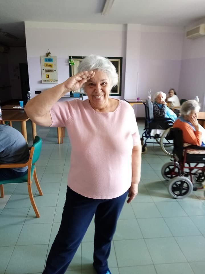 anziana sorridente in sala