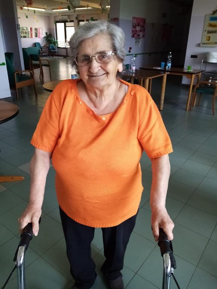anziana ospite del centro sorridente