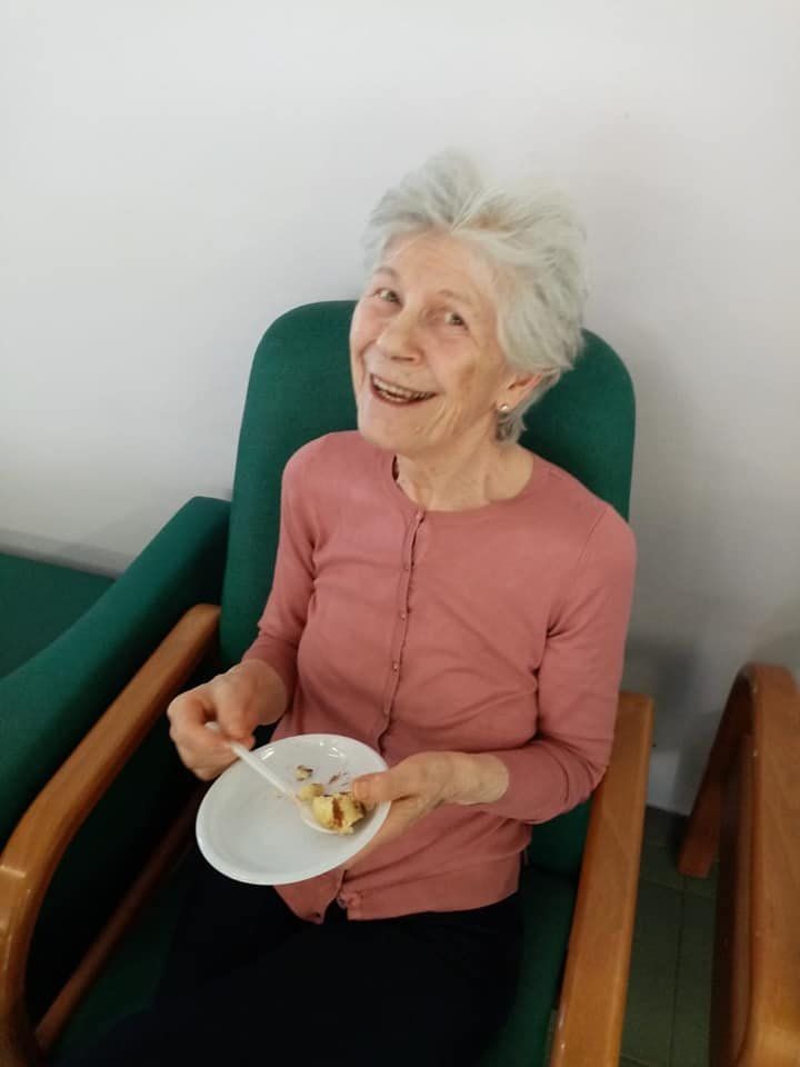 anziana del centro felice mentre mangia