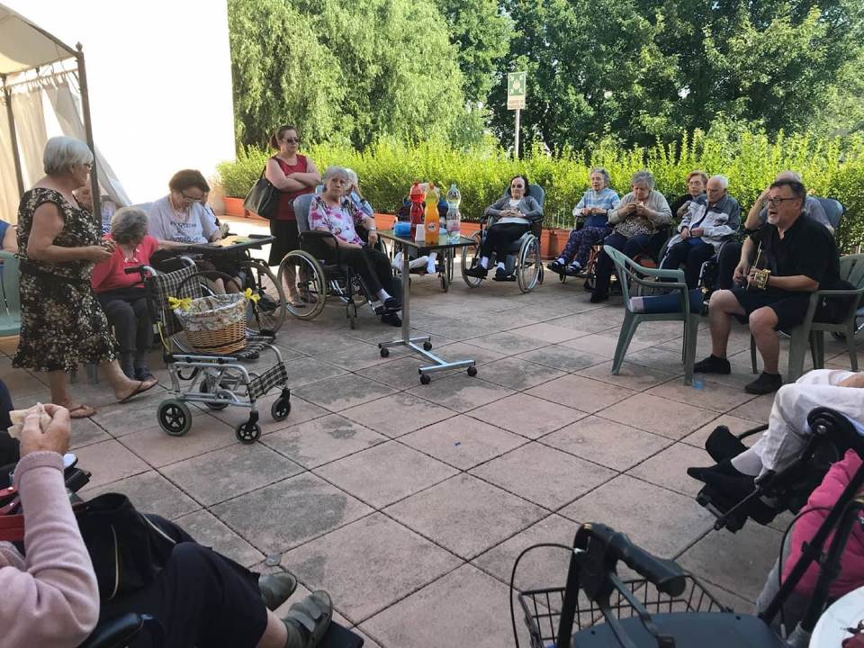 anziani mentre si godono il fresco in giardino
