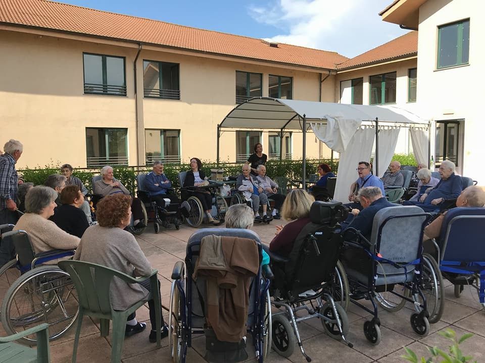 anziani in giardino mentre si godono il fresco
