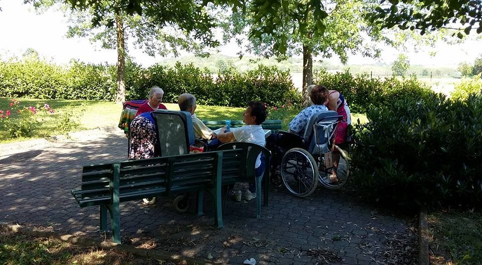 partita a carte nel giardino