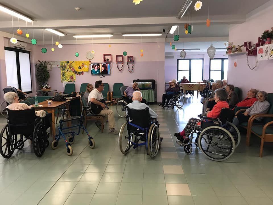 attività ricreativa con musica dal vivo