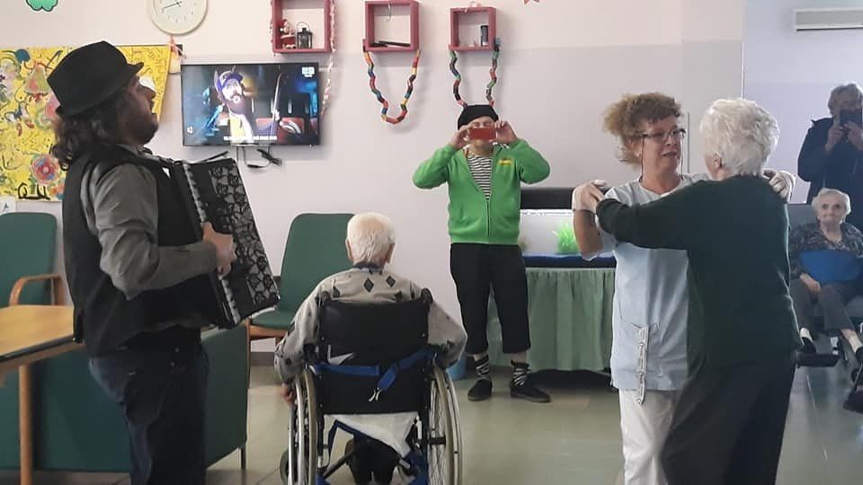 anziani mentre ballano