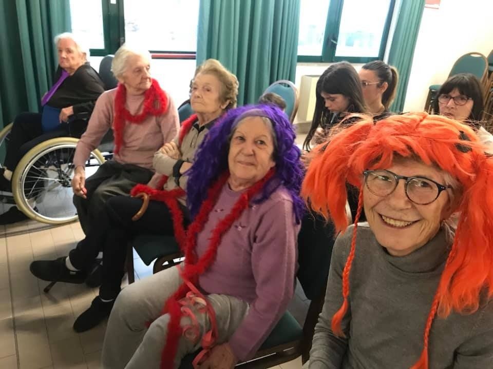 anziane del centro con parrucche per la festa di carnevale