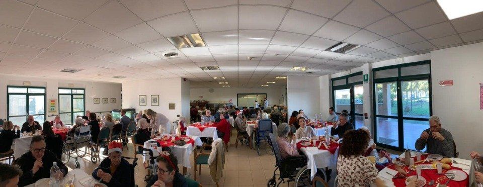anziani in struttura durante la festa di natale