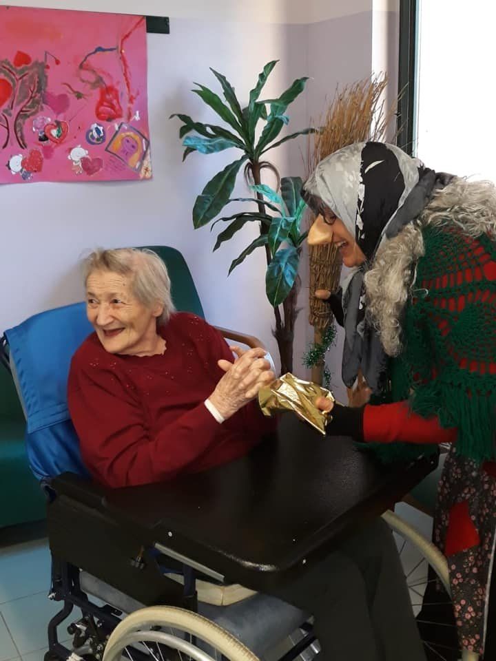 anziana felice con regalo di natale