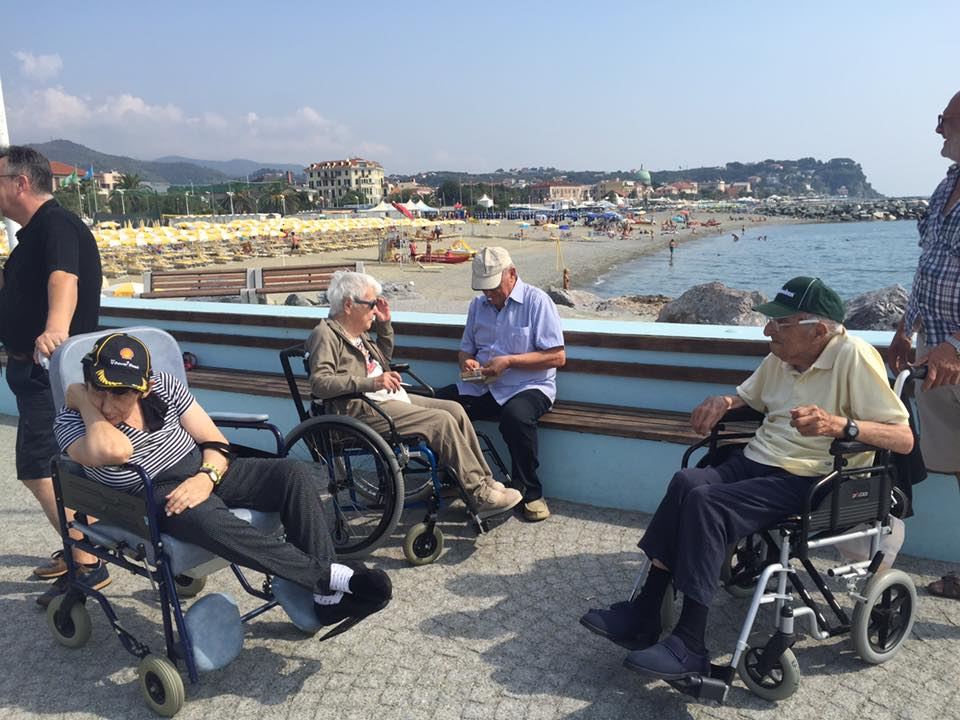 anziani in carrozzina in gita