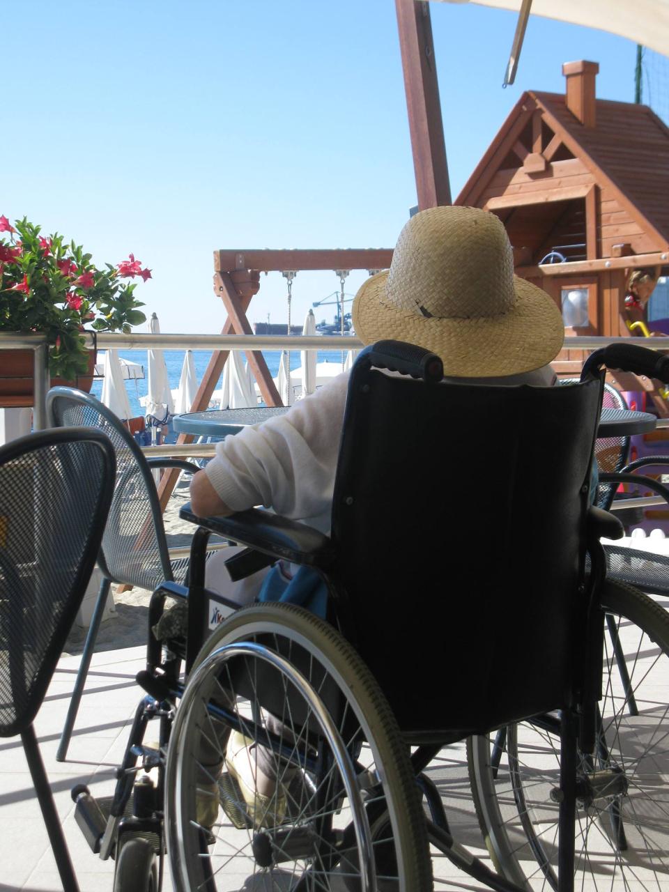 anziana in carrozzina mentre si gode il panorama