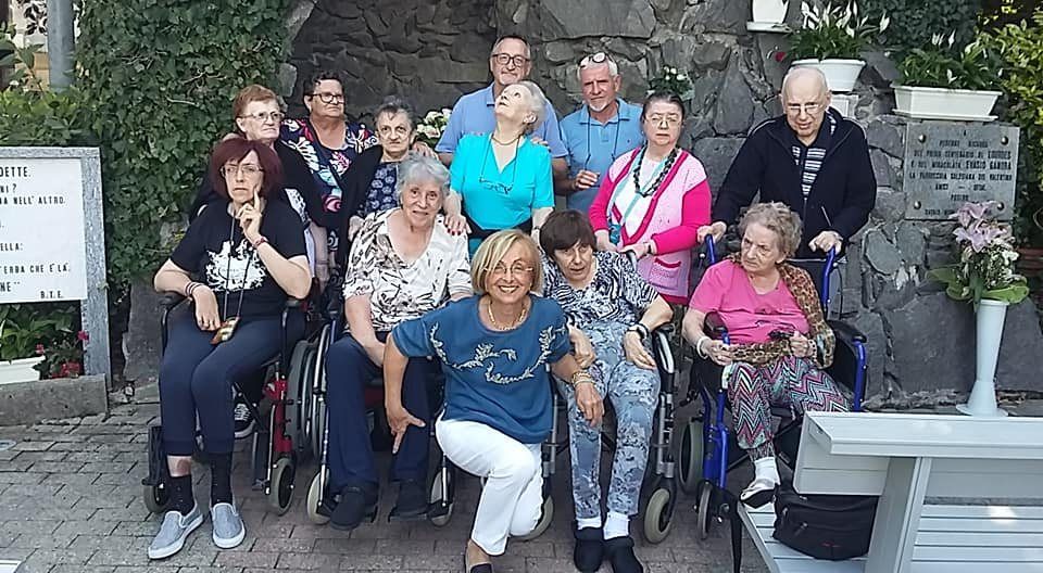 foto di gruppo anziani in gita