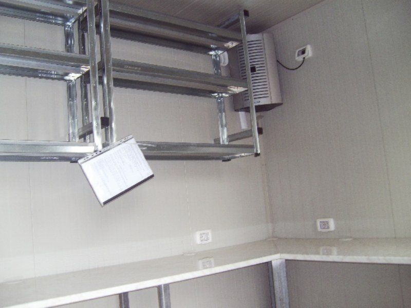 Scaffali interno container