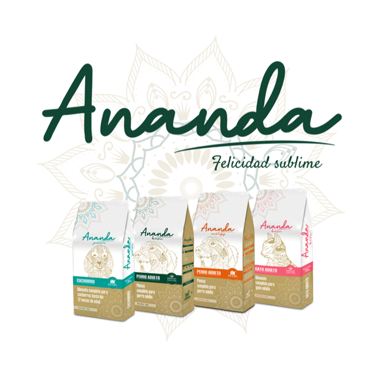 Sacs d'aliments pour animaux Ananda avec logo, disponibles en quatre saveurs différentes, sur fond floral.