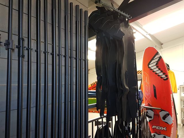 De surfshop in Zeeland voor reparatie en verkoop van surfmateriaal.