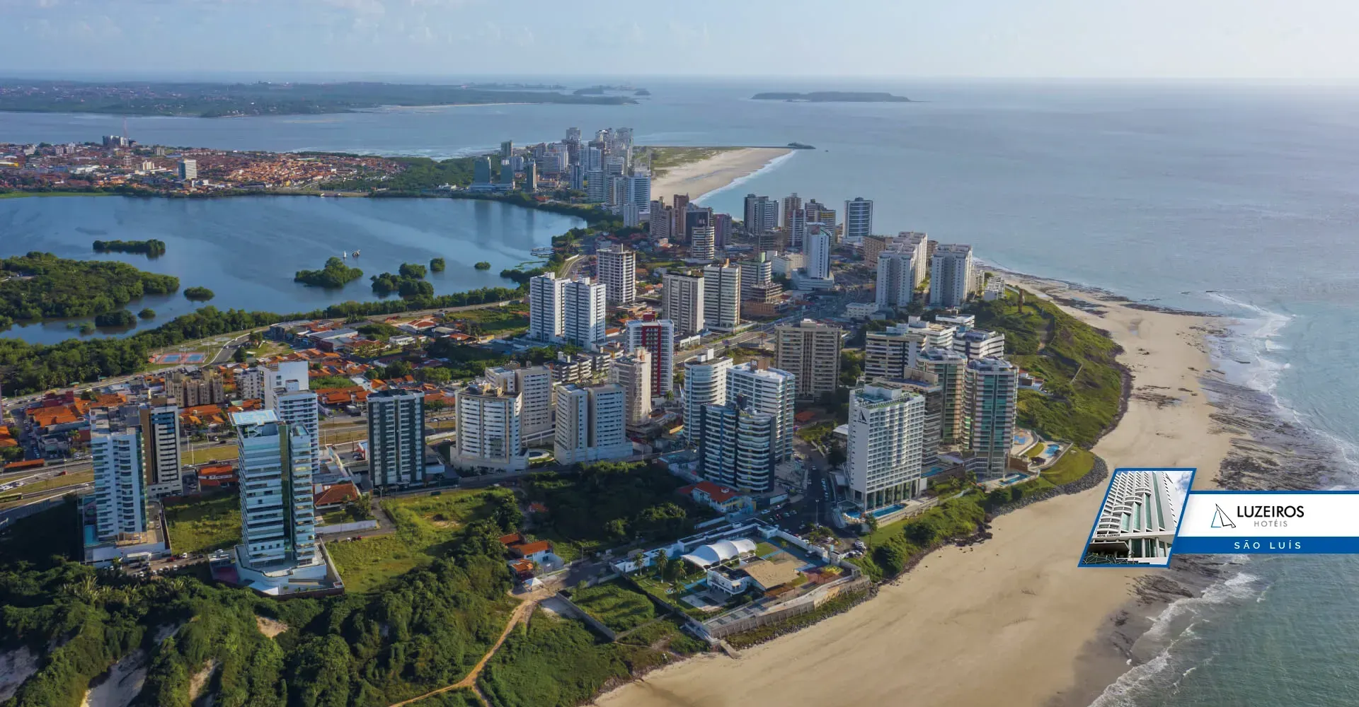 Uma vista aérea de uma cidade cercada por água e edifícios.