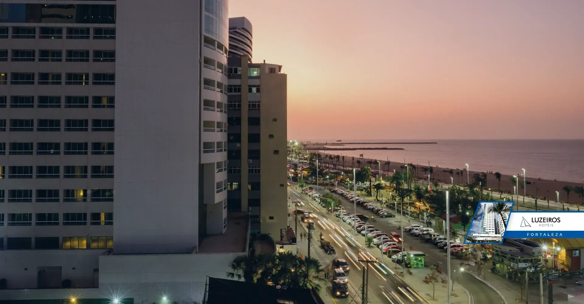 Uma vista aérea de uma rua da cidade ao pôr do sol