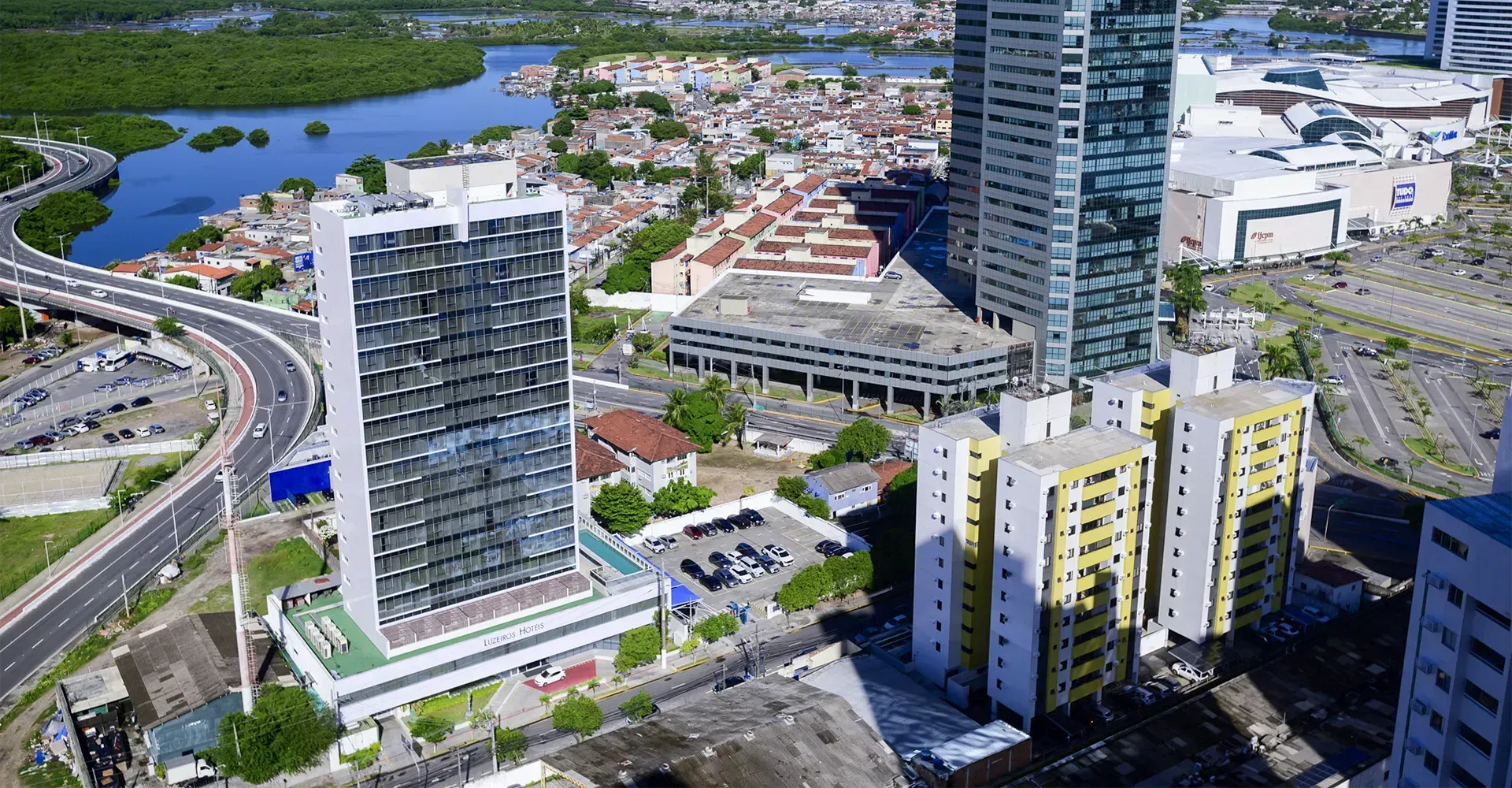 Uma vista aérea de uma cidade cercada por água e edifícios.