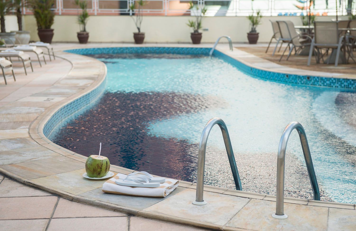 Uma piscina com um coco na beirada