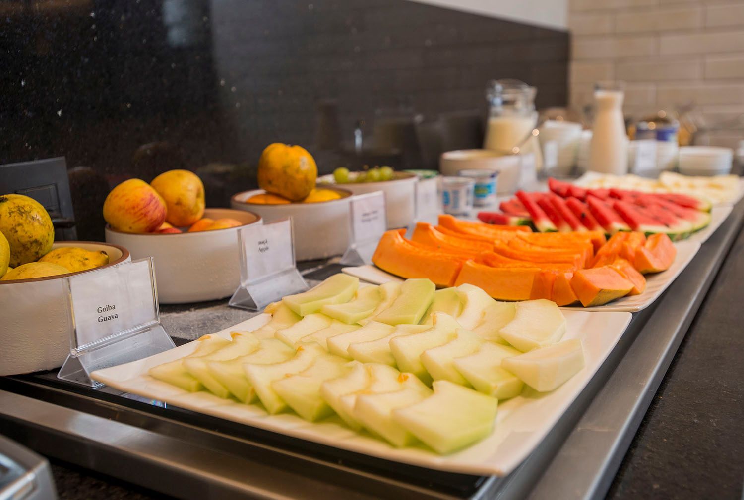 Uma mesa de buffet com uma variedade de frutas e vegetais.