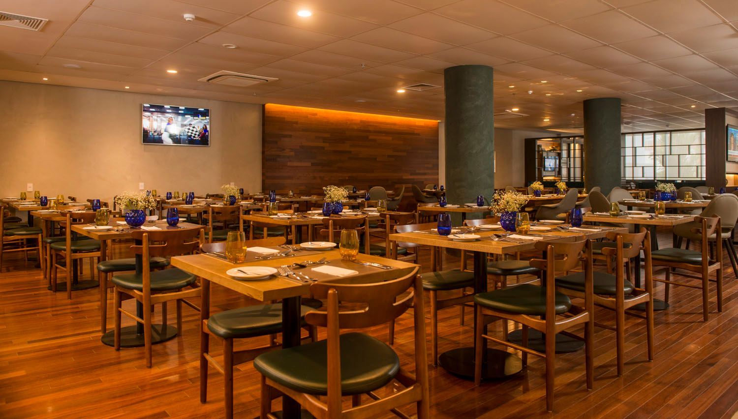 Há muitas mesas e cadeiras no restaurante.