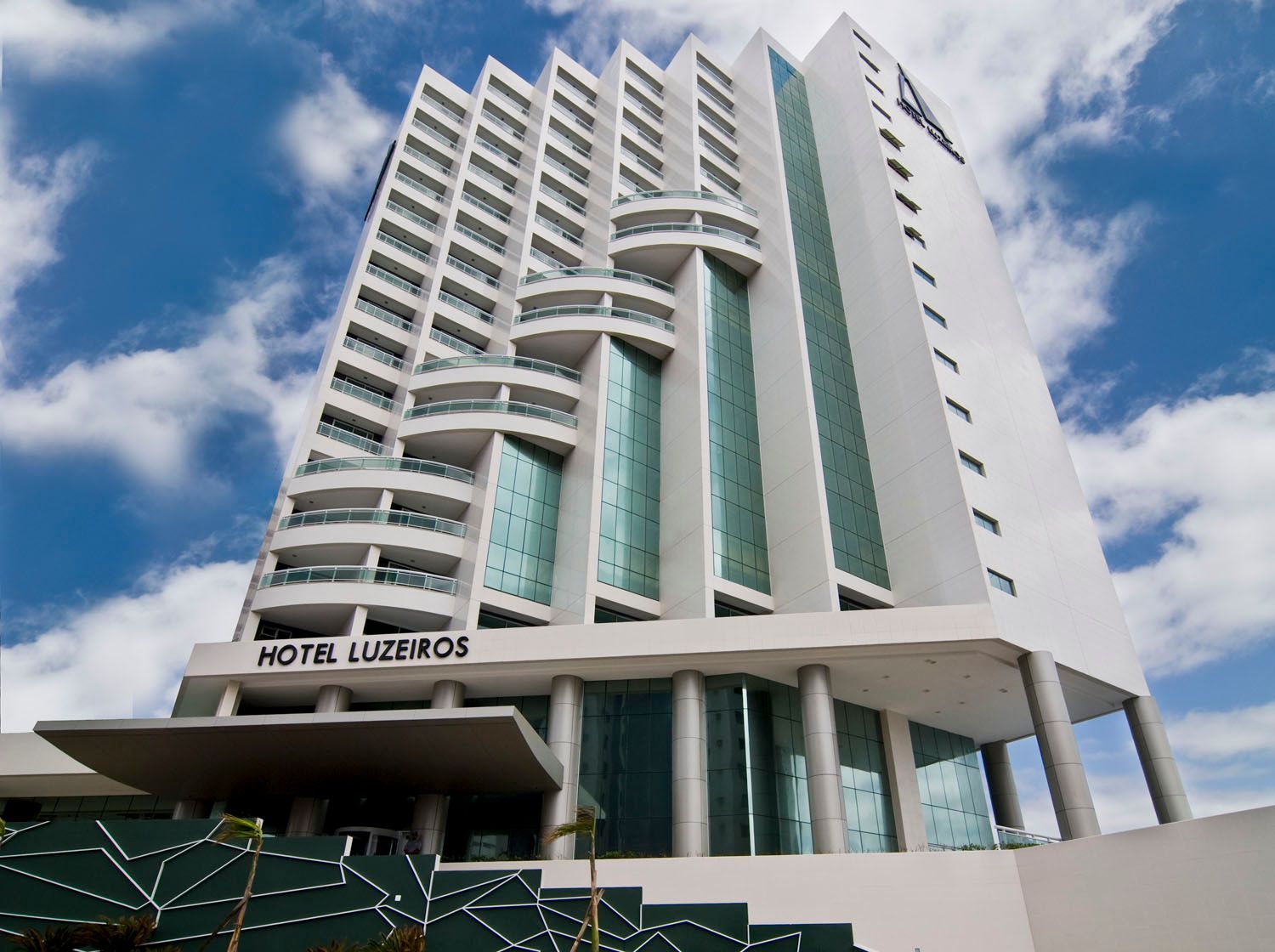 Um prédio alto com a palavra hotel