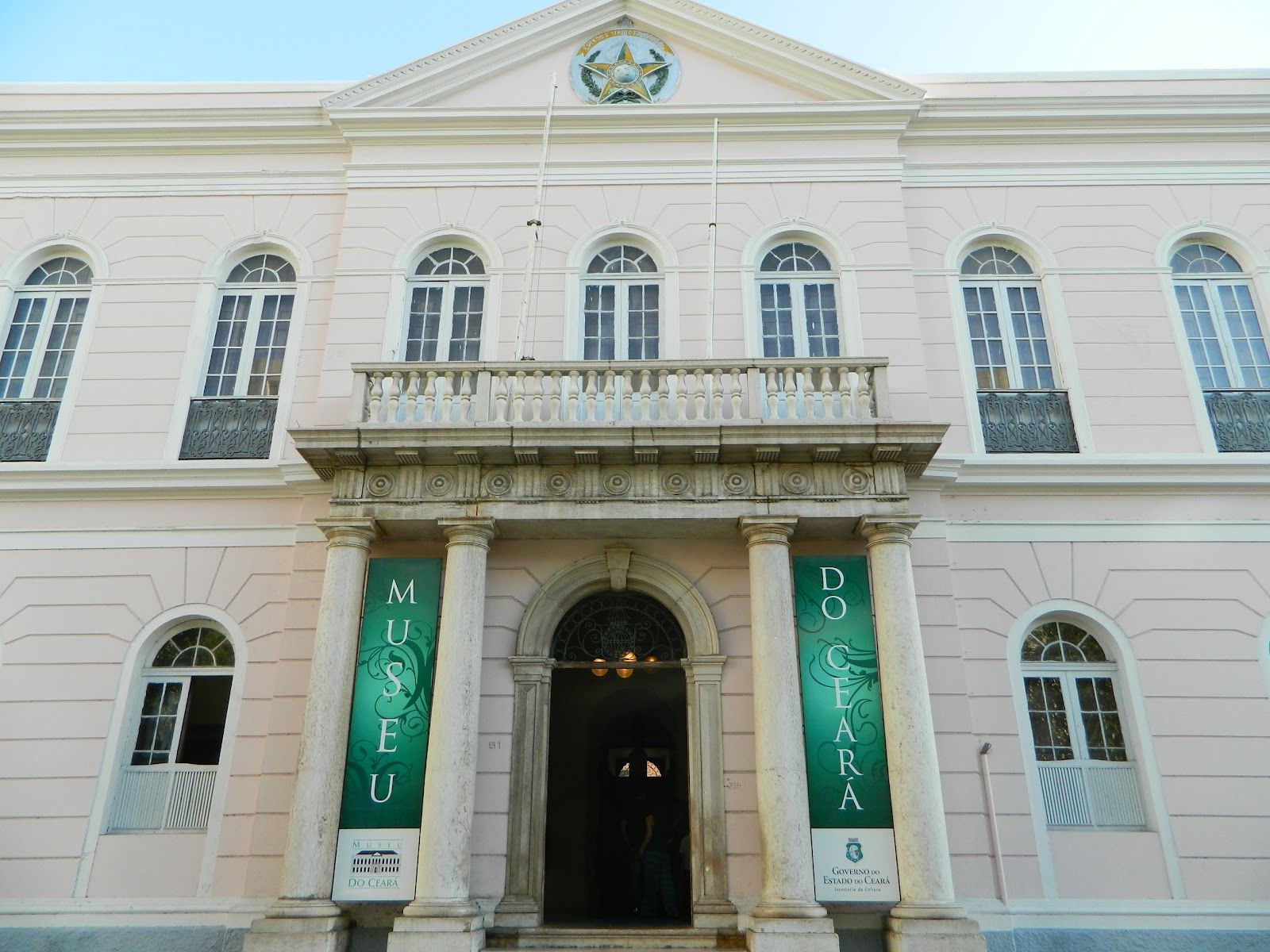 Um grande edifício com um relógio em cima