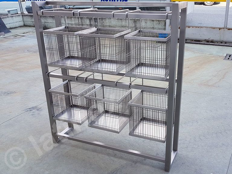 Scaffalatura metallica con nove cestelli in filo metallico, probabilmente per uso industriale.