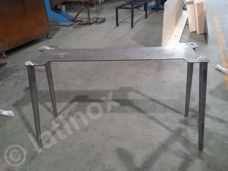 Telaio del tavolo in metallo con quattro gambe, in condizioni di fabbrica.