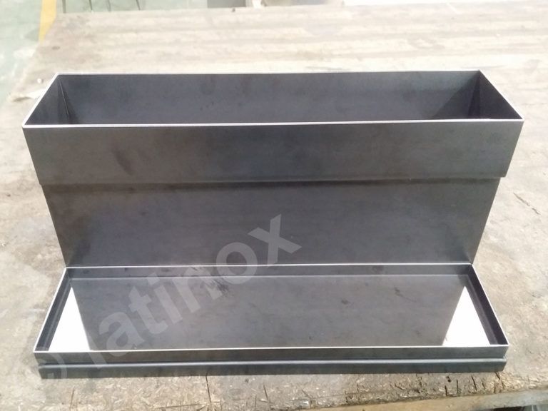 Fioriera rettangolare in metallo con vassoio estraibile, su superficie in legno.