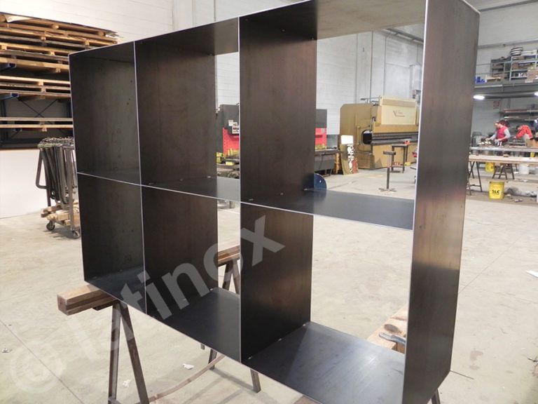 Scaffalatura in acciaio in costruzione in un'officina.