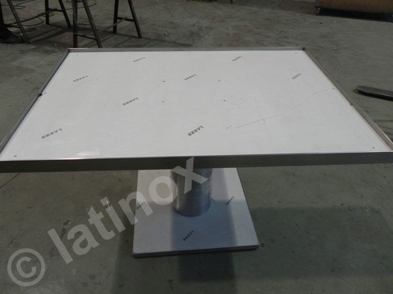 Tavolo quadrato bianco con base in acciaio inox.
