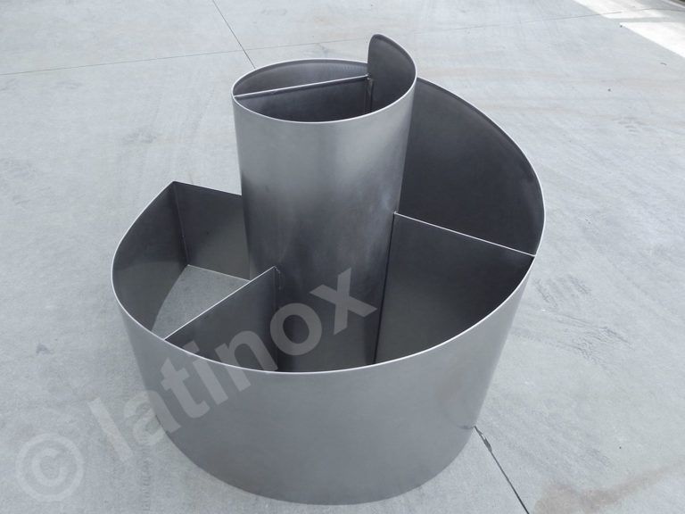 Organizer a spirale in acciaio inox con cilindro centrale e divisori interni.