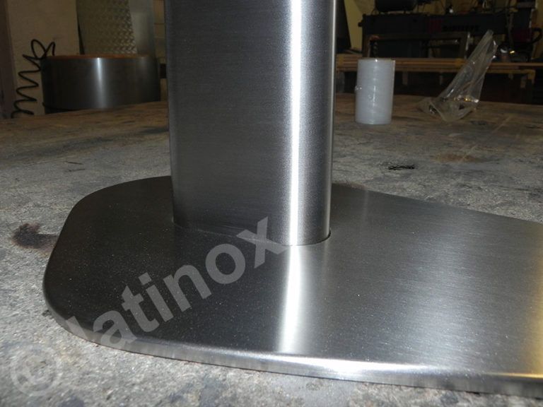 Base e colonna del tavolo in acciaio inossidabile in un'officina.