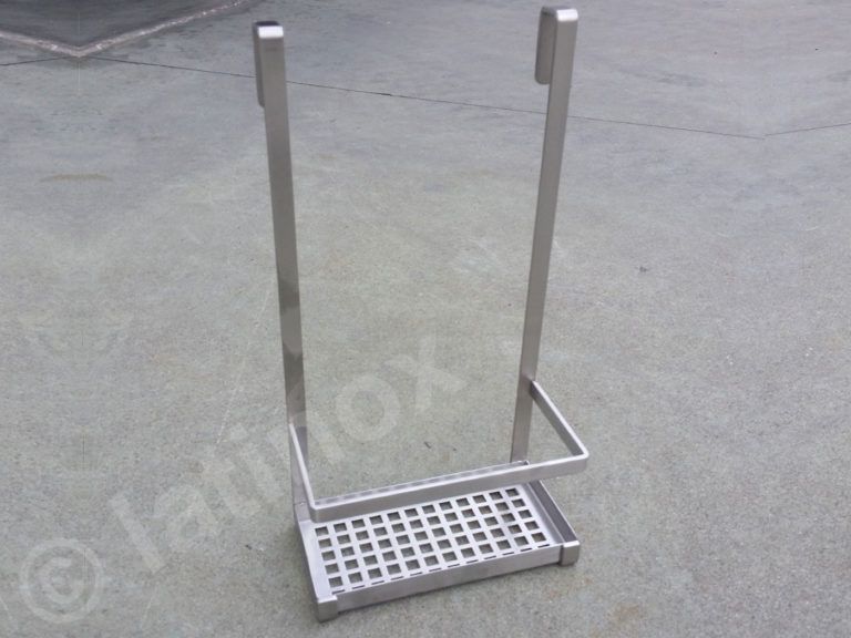 Gradino in acciaio inox con due supporti verticali e piattaforma a griglia.