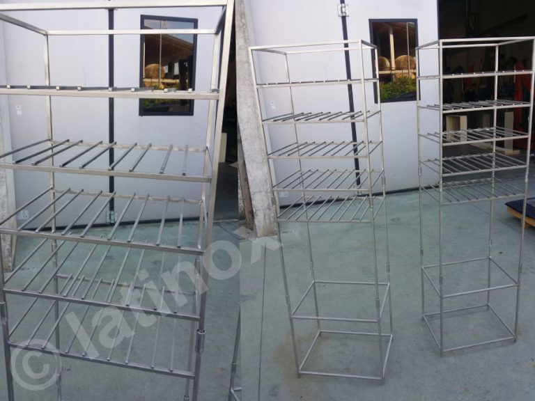 Tre scaffalature con struttura in filo di acciaio inossidabile in un ambiente esterno.