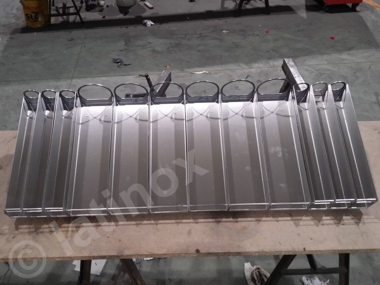 Vassoio rettangolare per alimenti in acciaio inox con scomparti multipli.