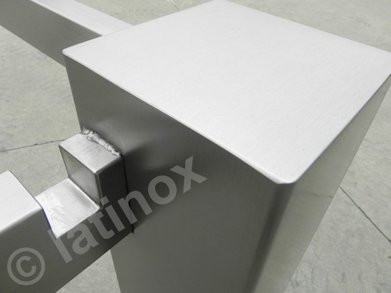 Primo piano di un giunto in acciaio inossidabile, con un palo quadrato e travi di collegamento, e il logo