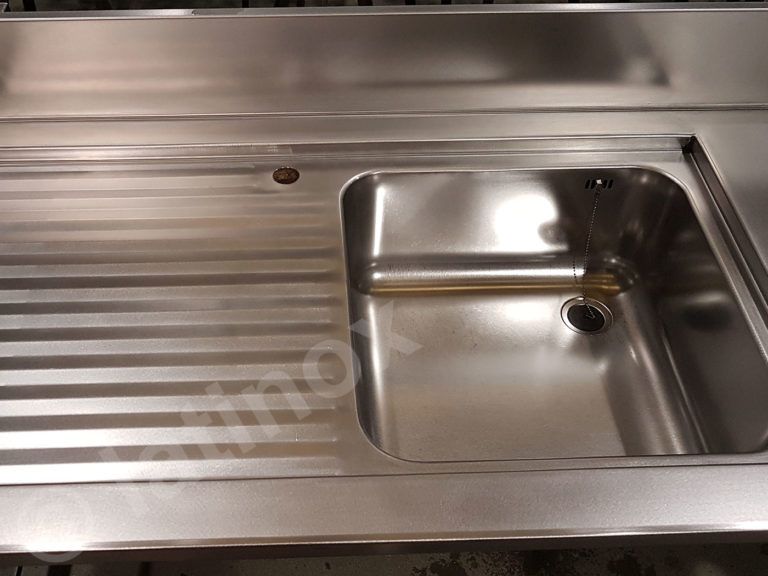 Lavello da cucina in acciaio inox con scolapiatti.