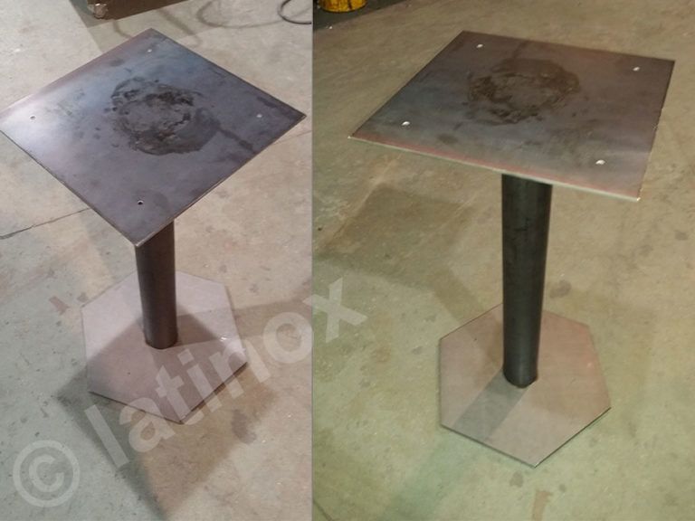 Due basi per tavolo in metallo: piano quadrato, centro rotondo, base esagonale; entrambe su pavimento in cemento.