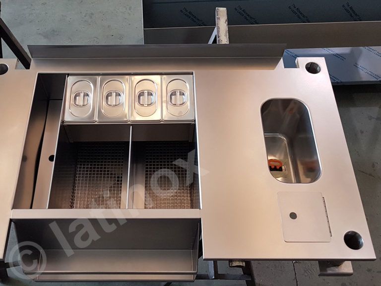 Stazione di servizio per la ristorazione in acciaio inossidabile con vaschette per il cibo, cestelli per friggere e lavello.