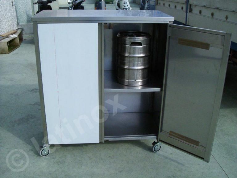 Carrello porta-fusti di birra in acciaio inox con fusto all'interno, porta aperta e porta scorrevole bianca, su ruote.