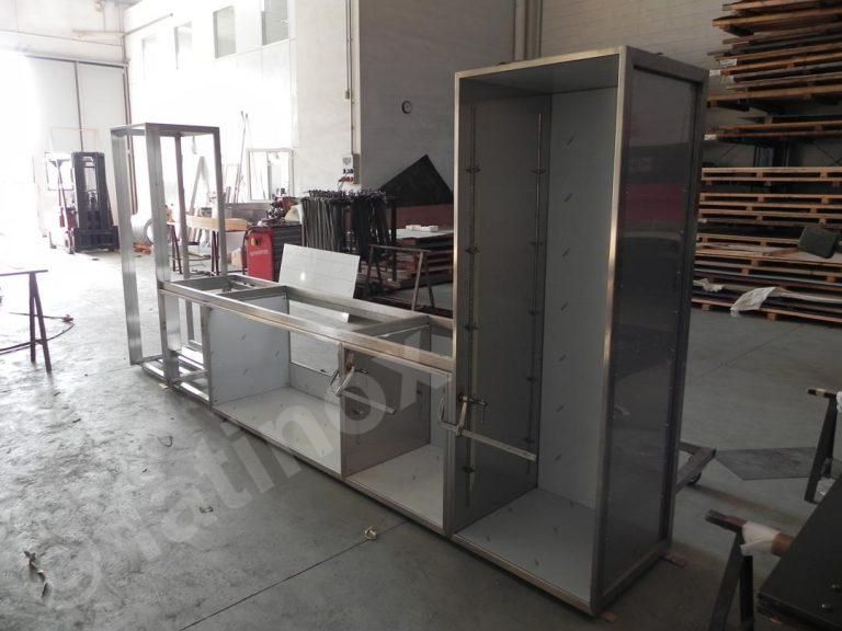 Telai per mobili da cucina in acciaio inossidabile in un'officina.