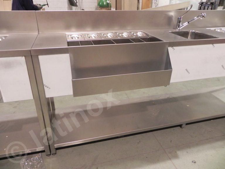 Bar in acciaio inox con lavelli, vaschette per il ghiaccio e deposito per liquori.