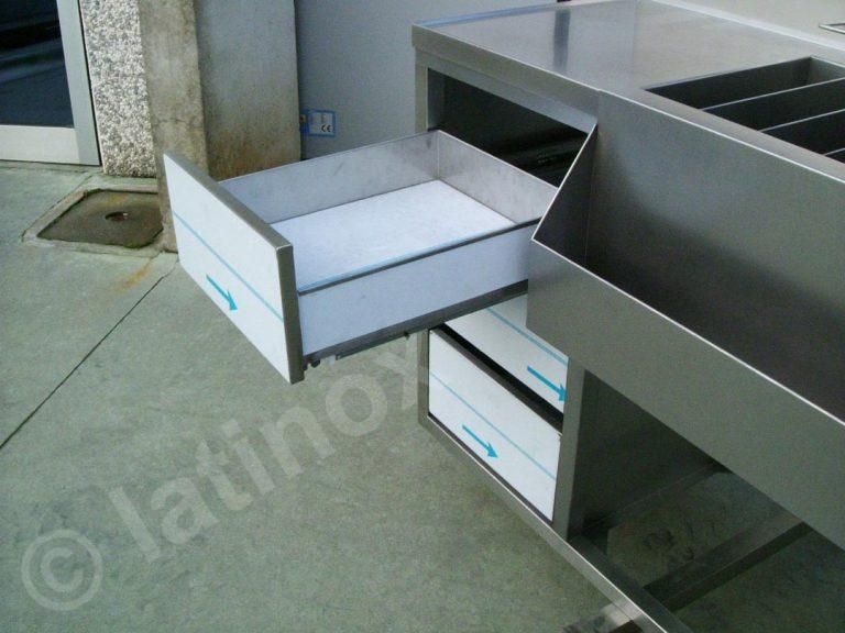 Bancone da cucina commerciale in acciaio inox con cassetto aperto.