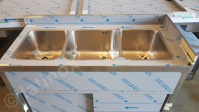 Triplo lavello in acciaio inox con pellicola protettiva, per interni.