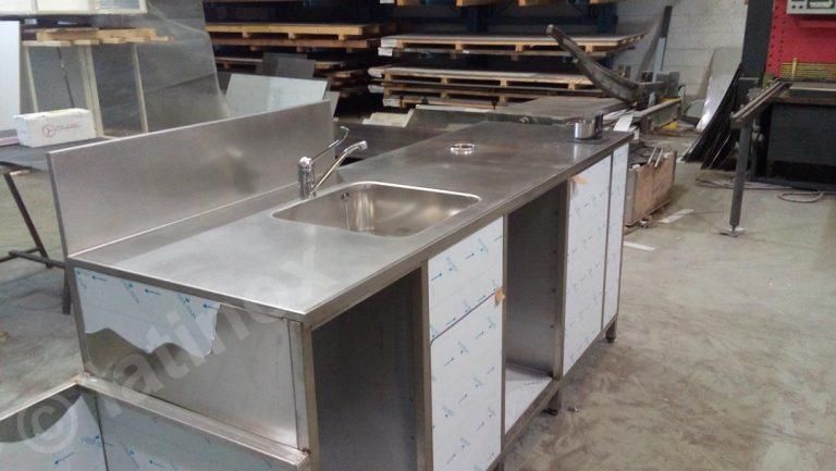 Lavello e bancone per cucina commerciale in acciaio inox con mobili, per interni.