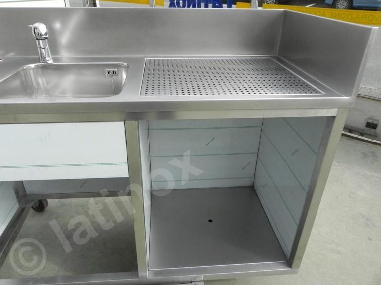 Lavello commerciale in acciaio inox con scolapiatti, ripiani aperti sottostanti e rubinetto.