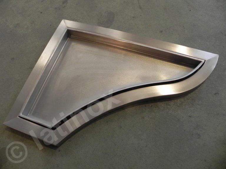 Mensola angolare in acciaio inox con bordo curvo.