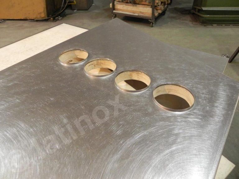 Grande lamiera con quattro fori circolari, probabilmente per attrezzature industriali.